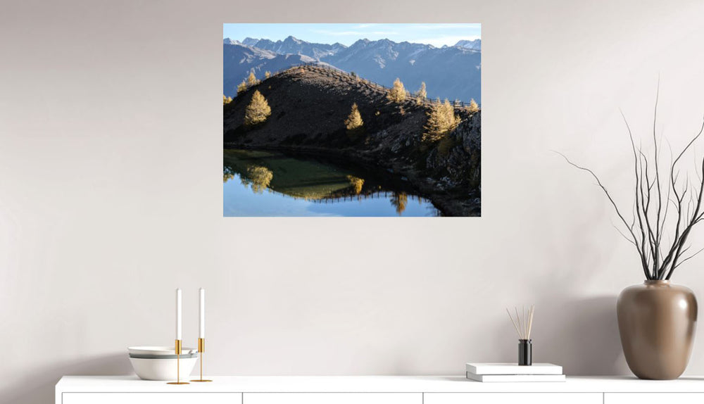 
                  
                    Bergsee, Foto auf Alu Dibond, purespective Kathrin Meister, Wandbild 80 x 60 cm, Raumansicht 
                  
                