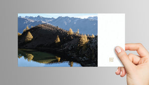 
                  
                    Fine Art Postkarte Bergsee Vorderseite, purespective Onlineshop, Foto von Kathrin Meister
                  
                